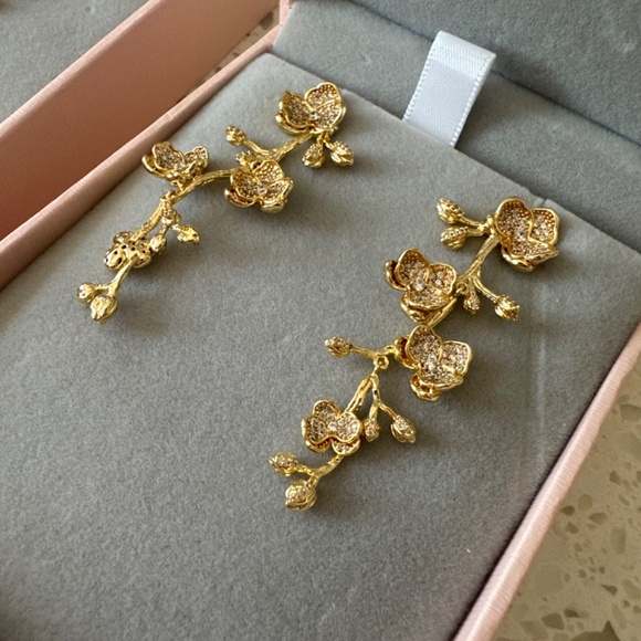 Anabel Aram gold orchid link necklace - Picture 9 of 12